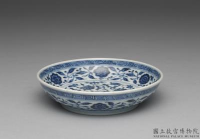 图片[3]-Dish with Indian lotus scrolls in underglaze blue, Qing dynasty, Qianlong reign (1736-1795)-China Archive